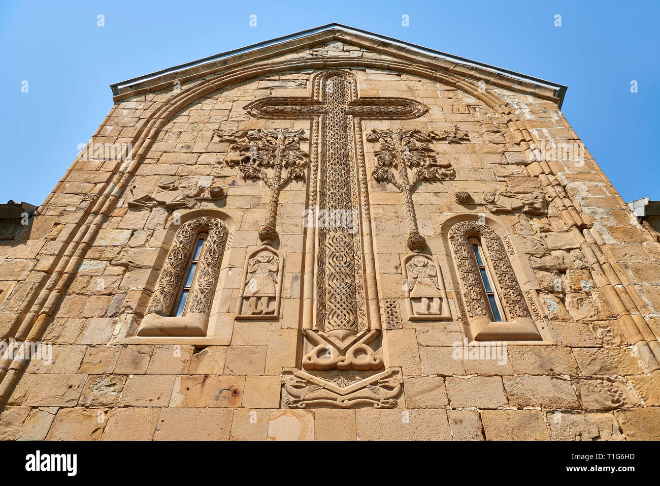 Photos et images de l'église de l'assomption bas-relief extérieur pierre géorgienne travaux d'un crucifix et de figurines, Angel, 1689 complexe château Ananuri Banque D'Images