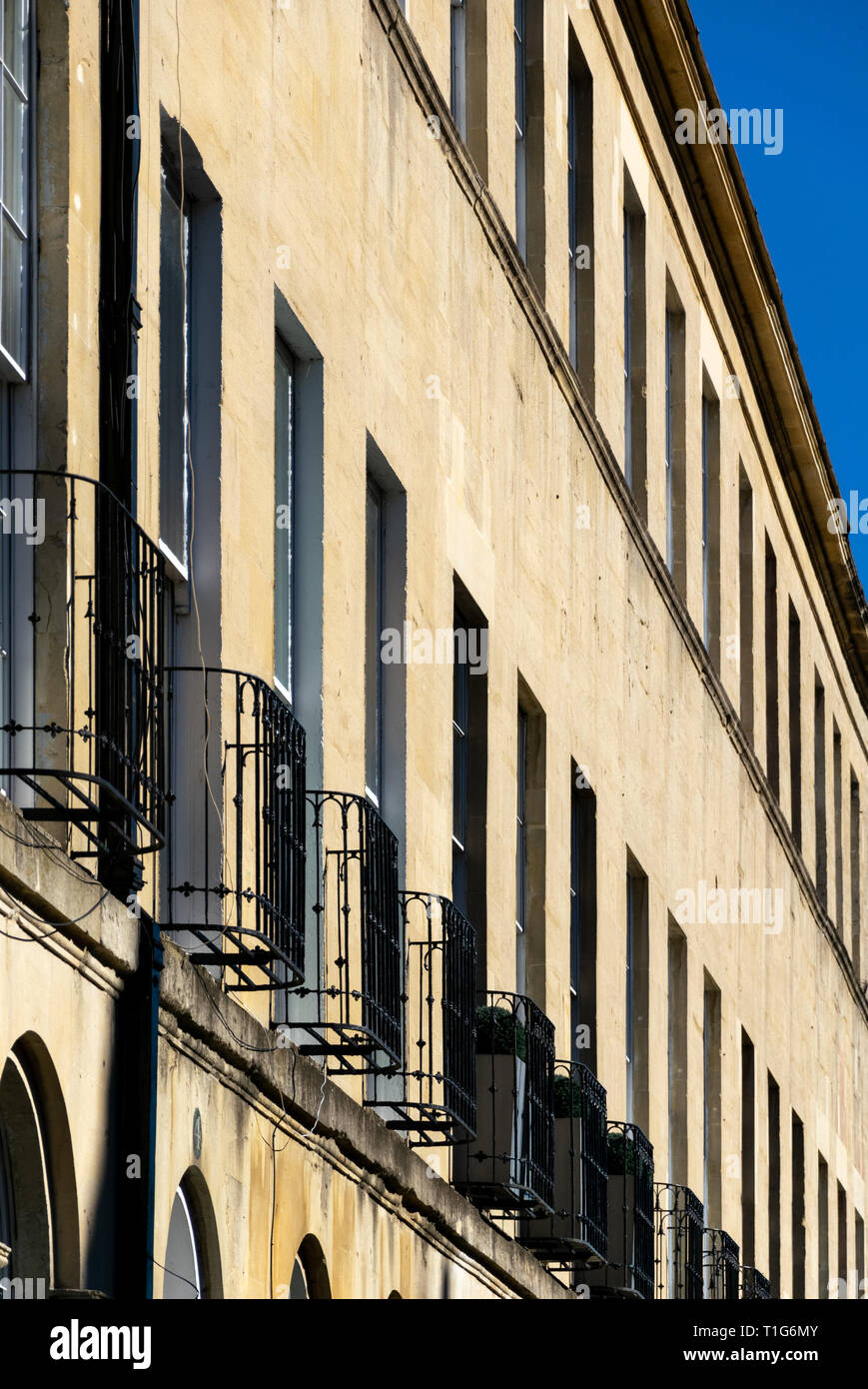 La façade de la terrasse maisons de la rue Johnstone baignoire montrant le fer forgé balconettes Banque D'Images
