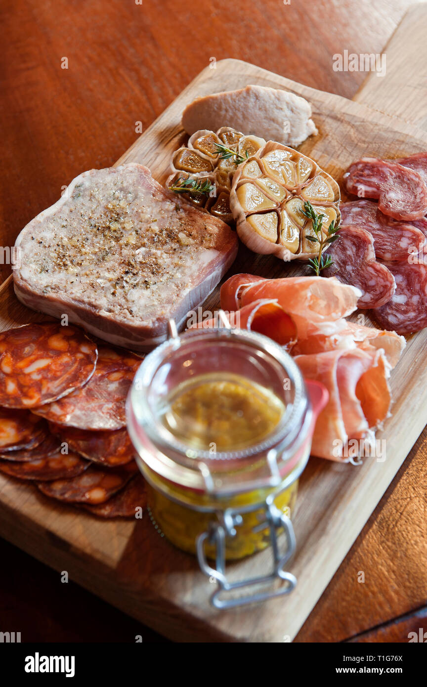 'Assortiment de charcuterie à l'ail et de préserver dans un bar-salon de The Zetter Townhouse à Londres, Angleterre Banque D'Images