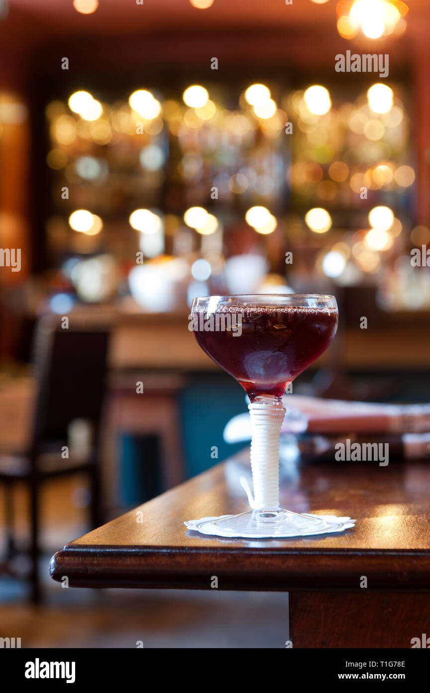 'Red cocktail sur compteur dans un bar-salon de The Zetter Townhouse à Londres, Angleterre Banque D'Images