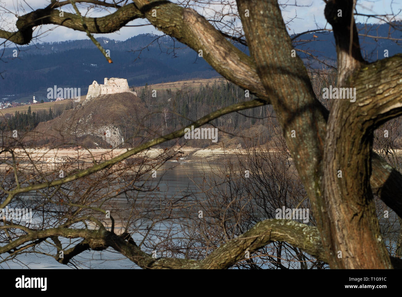 Ruines du château de Czorsztyn gothique construite en XIV siècle vu de Niedzica en, en Pologne. 22 janvier 2008 © Wojciech Strozyk / Alamy Stock Photo Banque D'Images