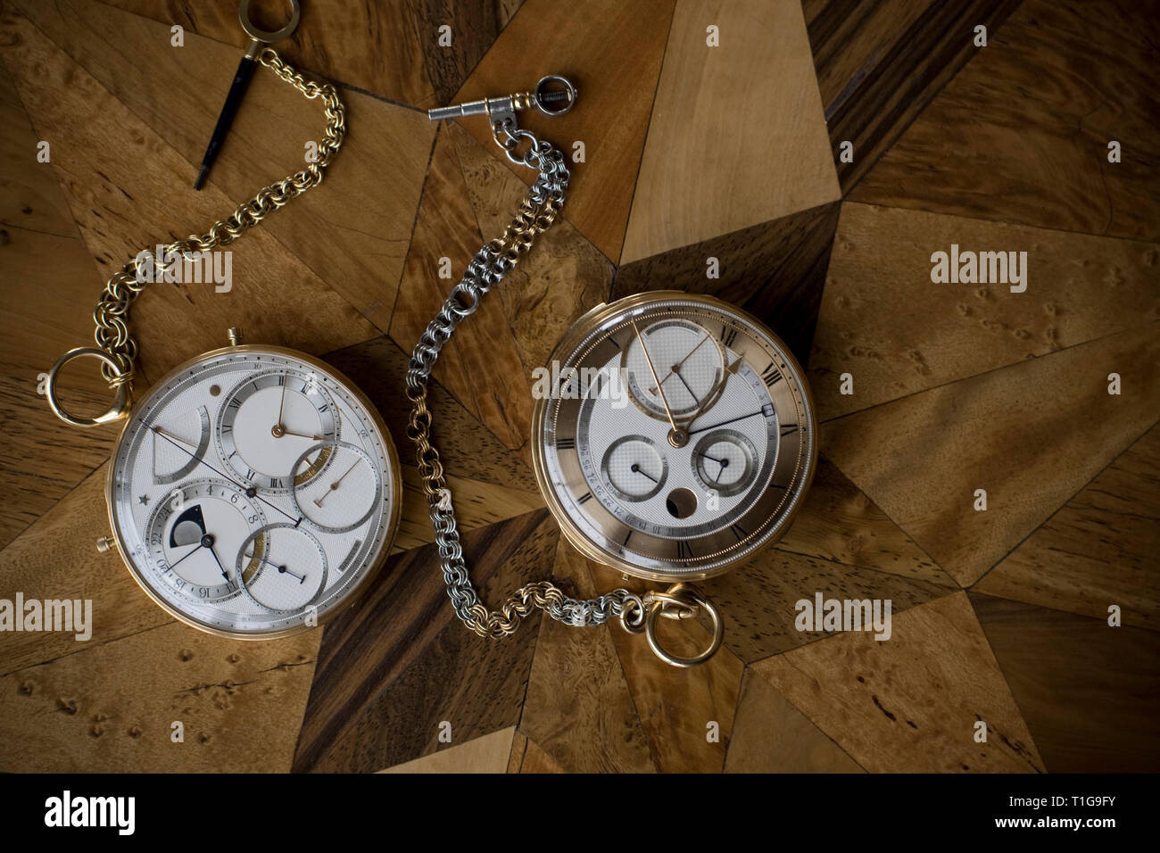 Deux montres faites par le maître horloger George Daniels dans son atelier  dans le parc de sa maison à Ramsey, Ile de Man, y compris celui de gauche  qui commémore l'alunissage de