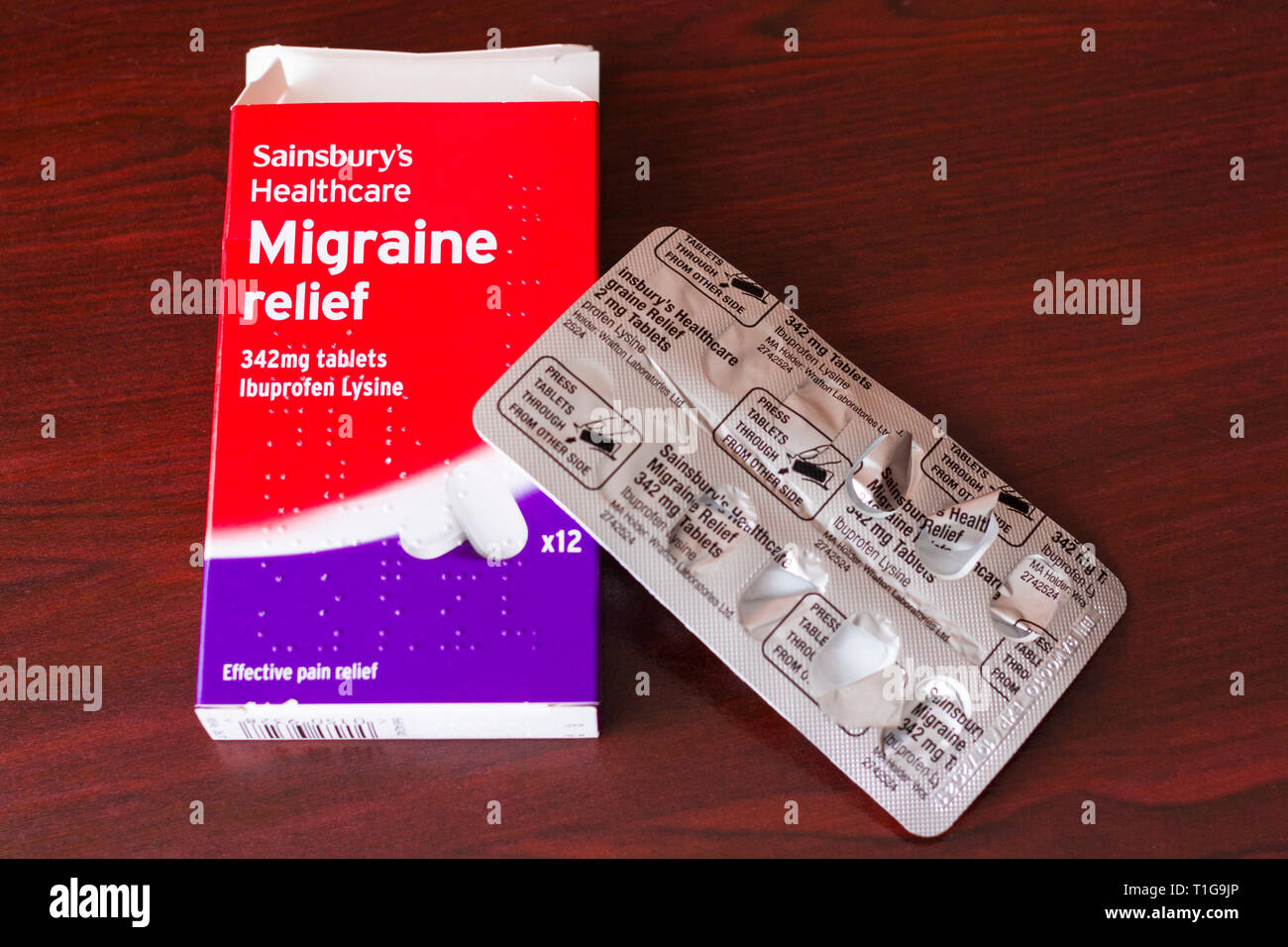 Photographie d'une boîte de comprimés de soulagement de migraine de marque Sainsburys contenant de l'ibuprofène lysine Banque D'Images