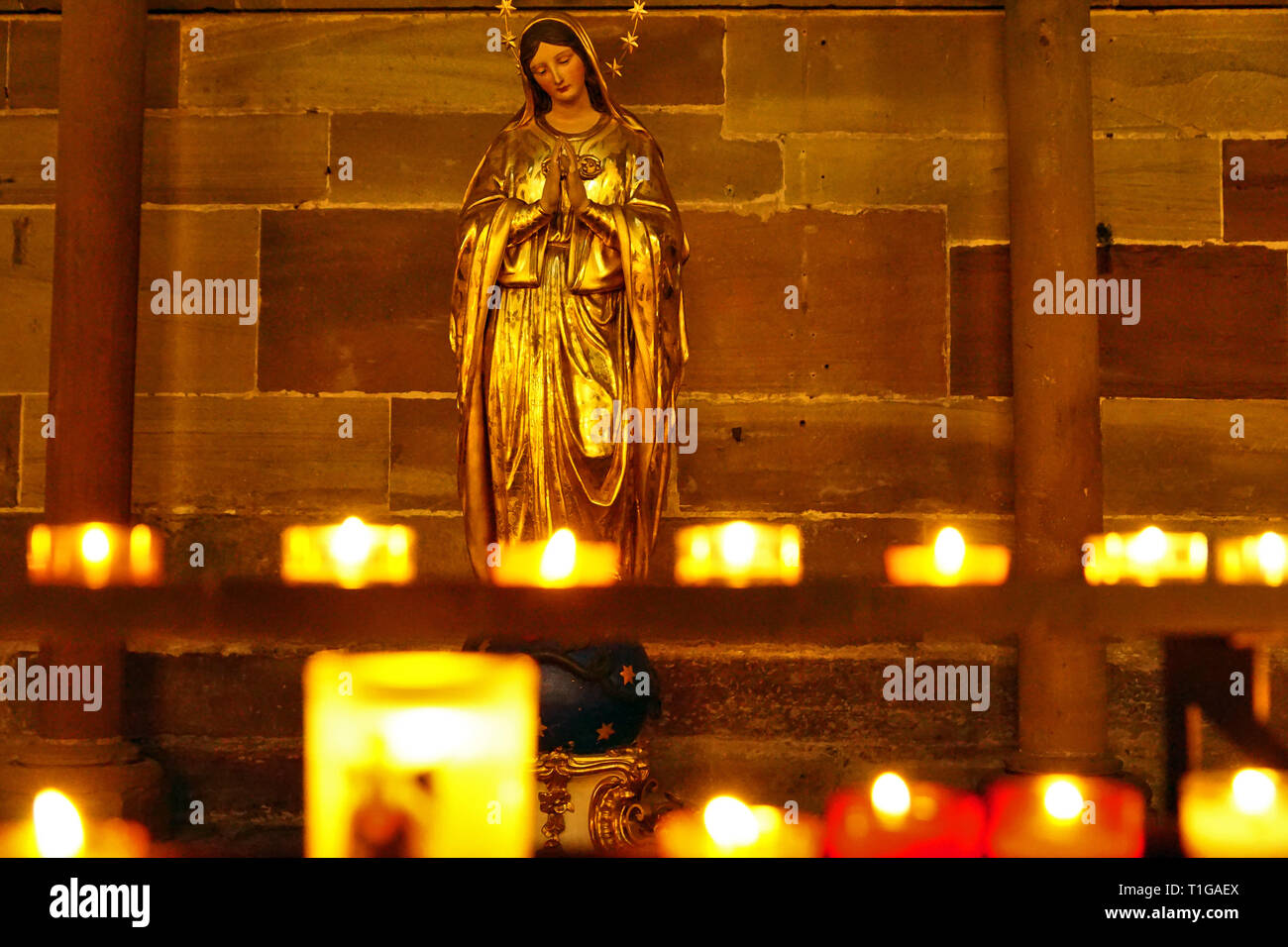 Statue de Saint Mary avec bougies allumées dans l'avant-plan / La  cathédrale de Strasbourg, France Photo Stock - Alamy