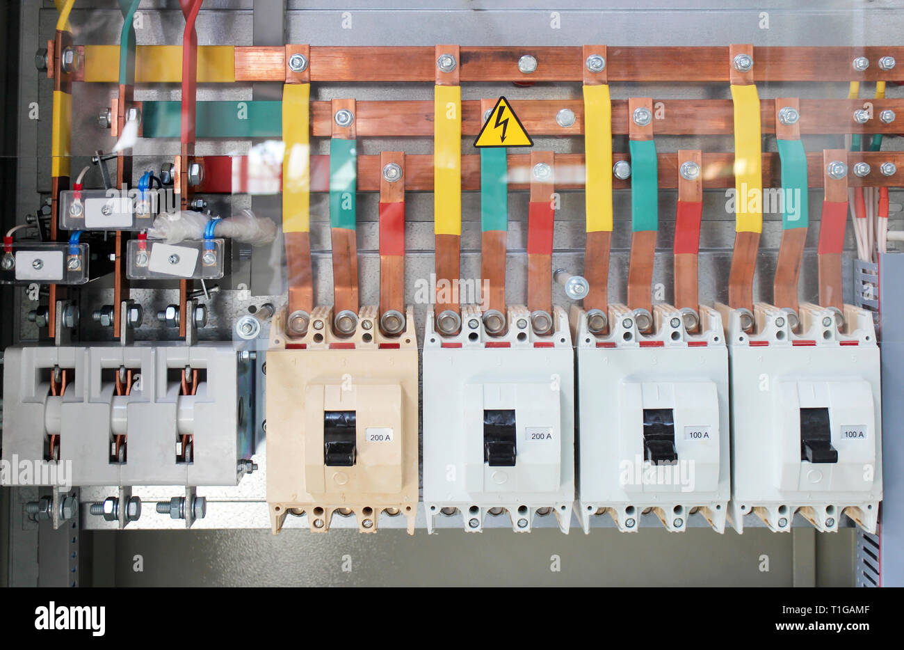 Commande électrique basse tension à l'armoire haute puissance actuelle  Photo Stock - Alamy