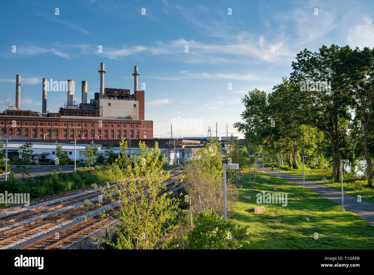 Chemin des loisirs Banques Schuylkill revitalisé en zone industrielle avec Veolia Énergie thermique Usine, Philadelphie, Pennsylvanie. Banque D'Images