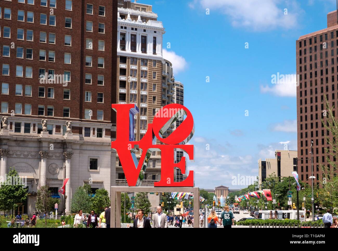 Parc d'amour avec Robert Indiana Sculpture, Benjamin Franklin Parkway et le Philadelphia Museum of Art, Philadelphie, Pennsylvanie. Banque D'Images
