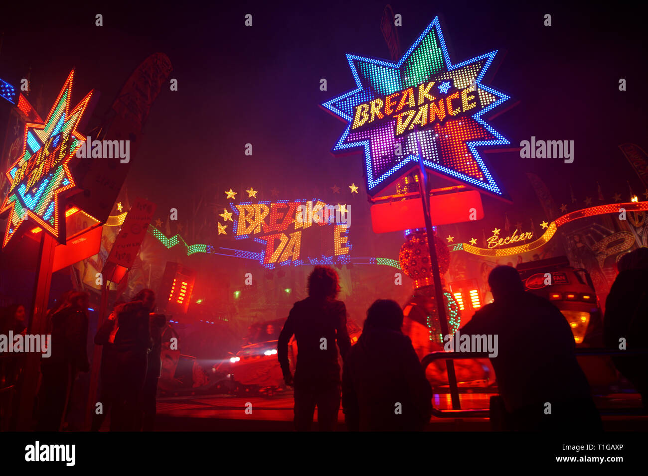 Carrousel dans neon light sur un champ de foire à Karlsruhe la nuit Banque D'Images