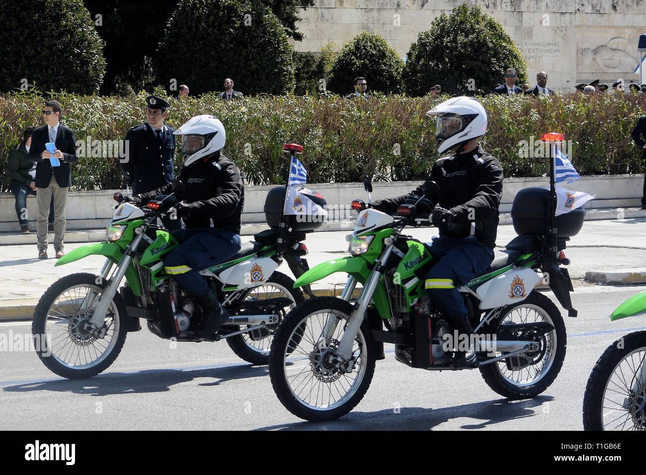 Les cyclistes de pompiers sont vus pendant le défilé militaire commémorant la Journée nationale d'Athènes.. Banque D'Images