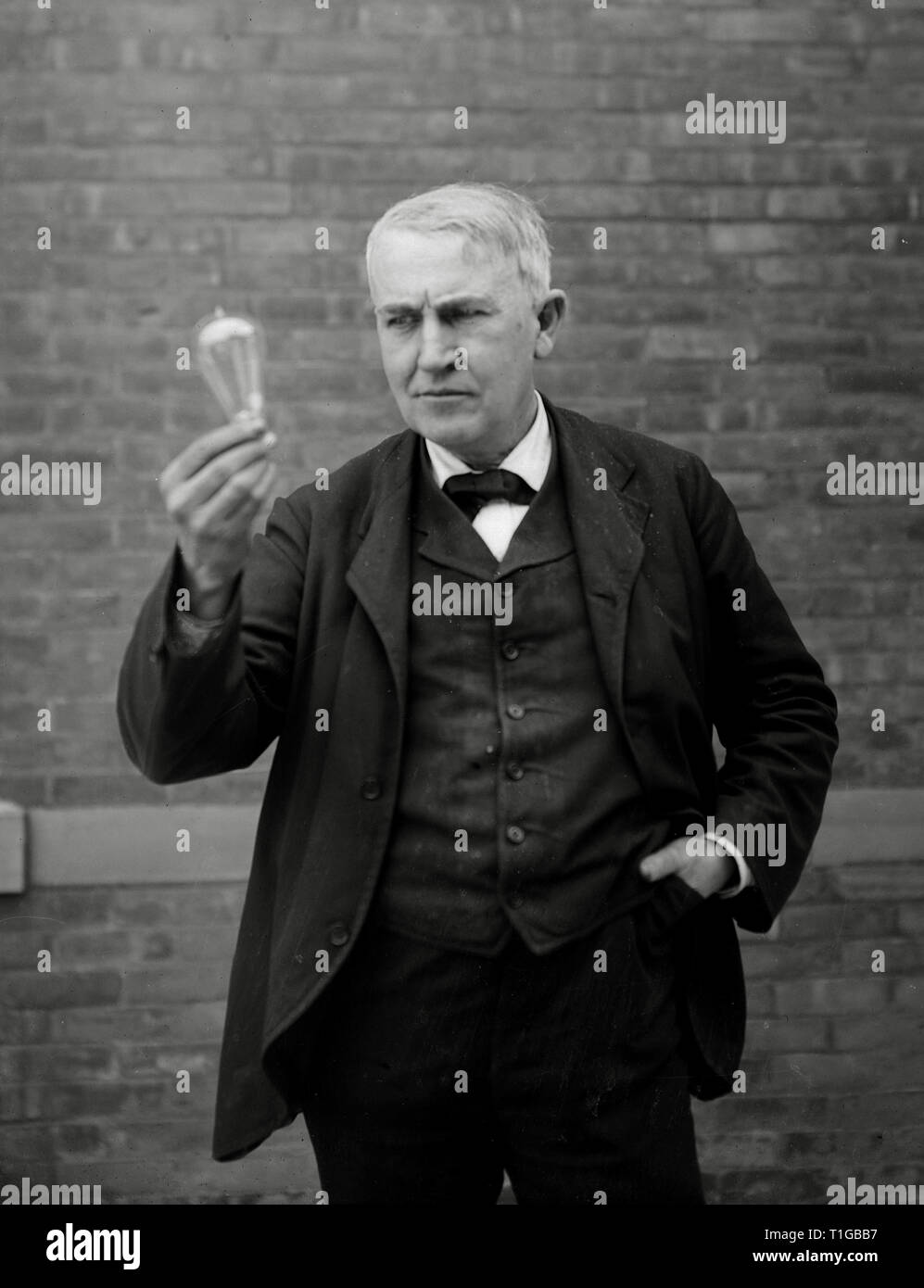 Inventeur et physicien Thomas Alva Edison regardant son invention de l'ampoule, circa (1911) #  de référence du fichier 1003 825THA Banque D'Images