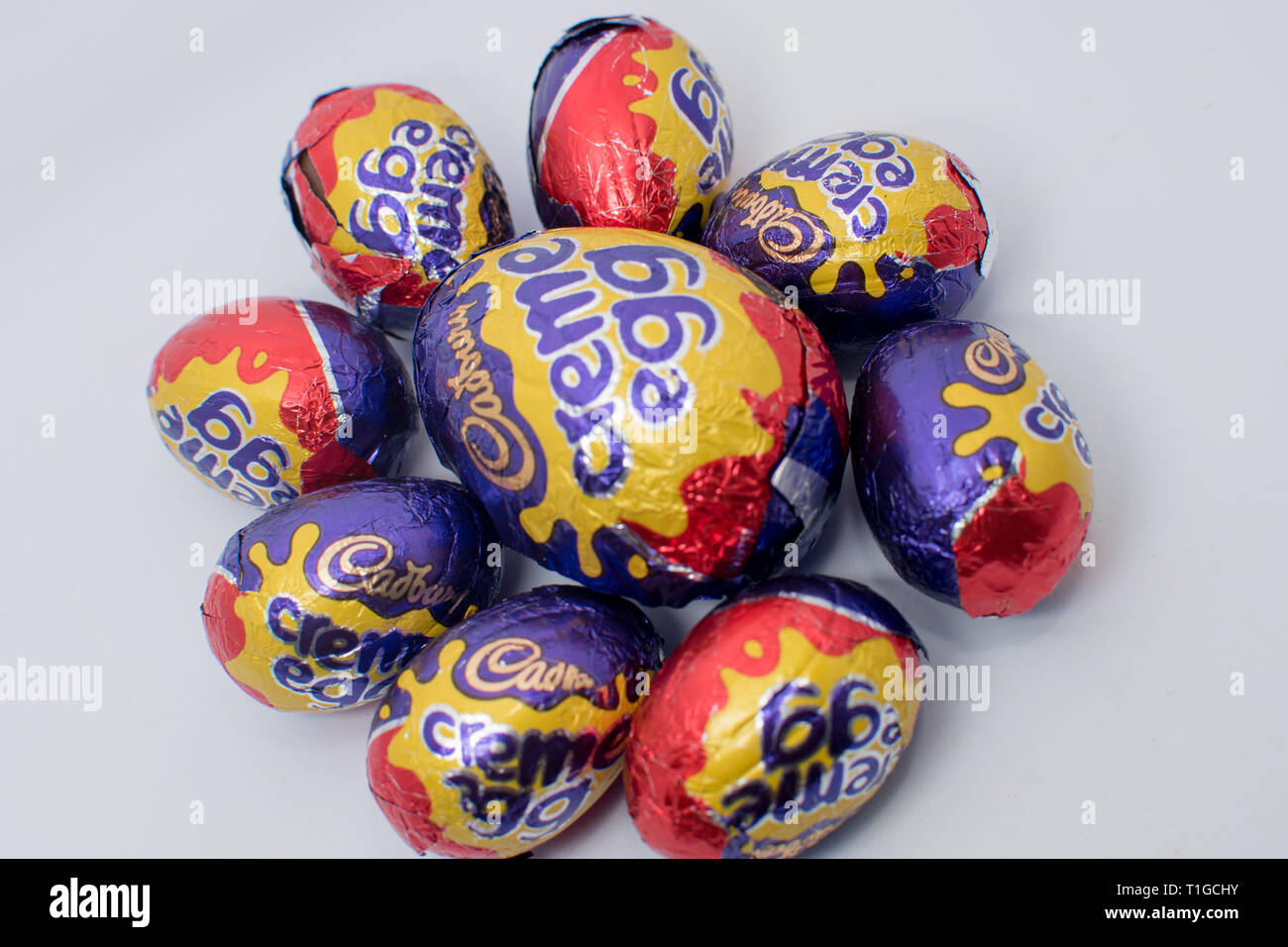 Cadbury crème oeuf dans différentes tailles que le traitement de Pâques Banque D'Images