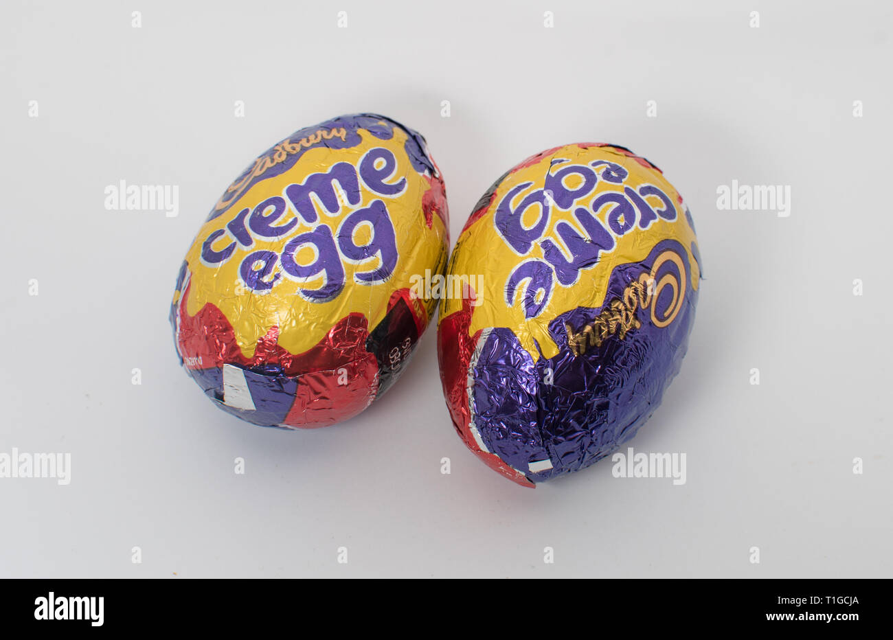 Londres, UK - Mars 2019 : Cadbury creme egg dans différentes tailles dans un emballage coloré montrant un chocolat emballé avec remplissage intérieur blanc et jaune Banque D'Images