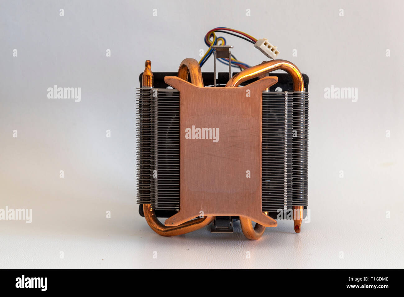 La chaleur du processeur d'un PC de pesées. Heatsinker en cuivre avec un  ventilateur pour refroidir le processeur Photo Stock - Alamy