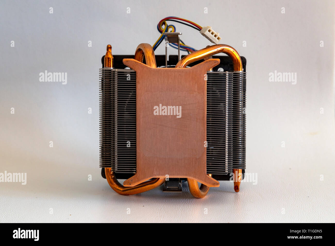 La chaleur du processeur d'un PC de pesées. Heatsinker en cuivre avec un  ventilateur pour refroidir le processeur Photo Stock - Alamy