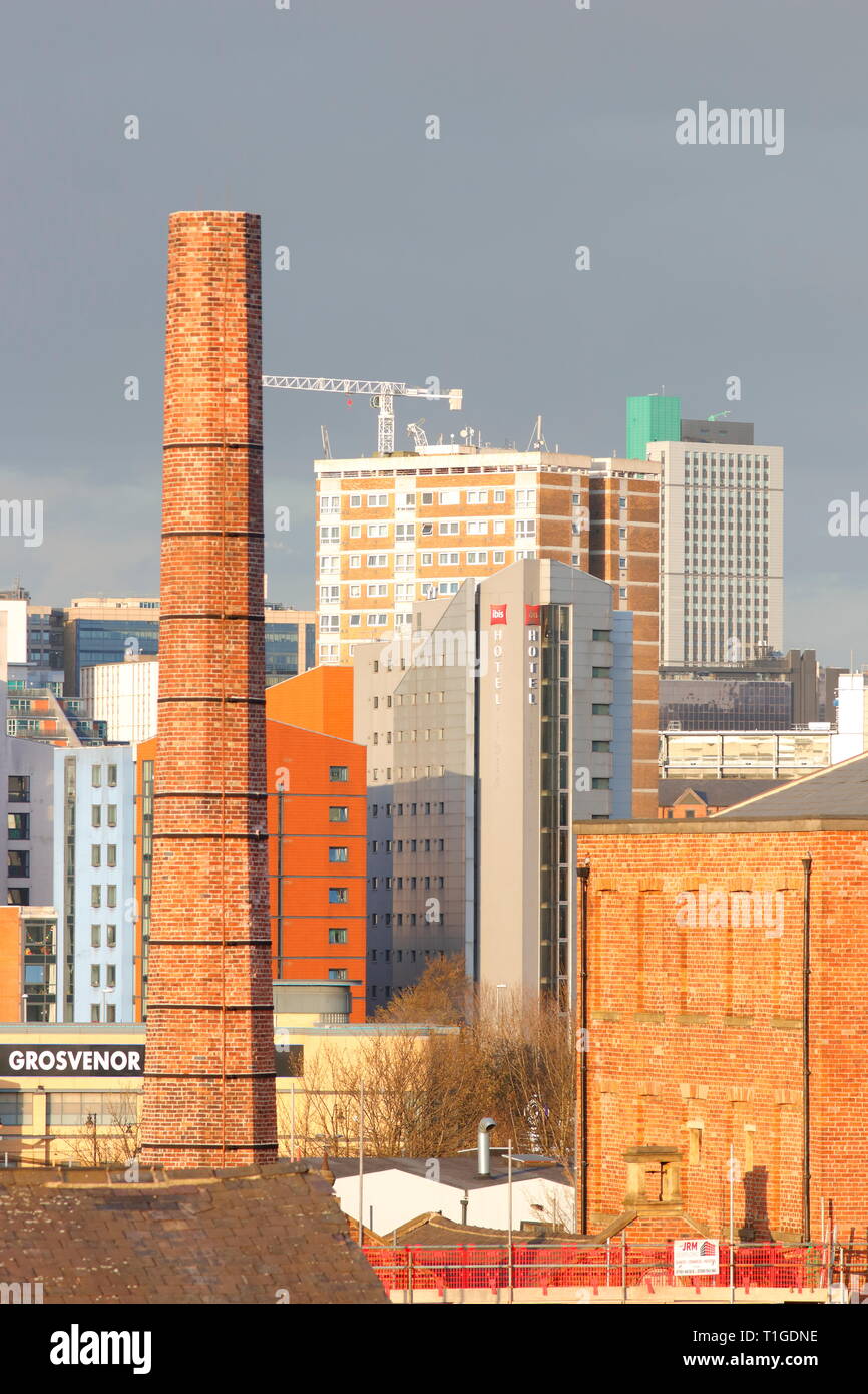 Une vieille cheminée de Canal Mills avec vue sur Leeds en arrière-plan Banque D'Images