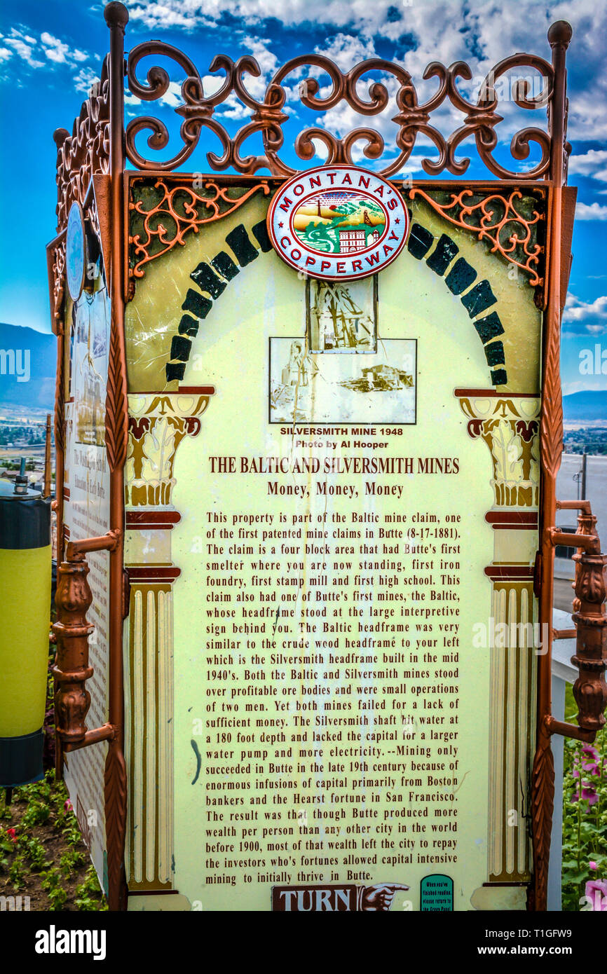 Historique une pancarte à quatre côtés, chacun avec des histoires d'exploitation minière affiche pour le tourisme et l'histoire d'asile à Butte, MT, États-Unis d'Amérique Banque D'Images