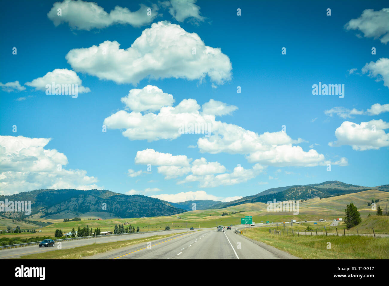 Une vue panoramique de Big Sky country près de Bozeman (Montana), sur l'Interstate I-90 Freeway avec contreforts pour un road trip américain Banque D'Images