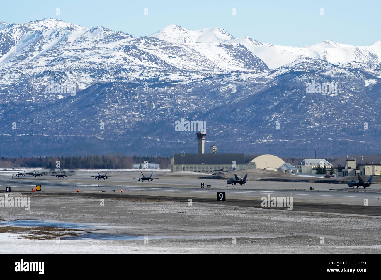 F-22 Raptors à partir de la 3e Escadre et 477th Fighter Group participent à une formation serrée taxi, connu comme un éléphant à pied, le 26 mars 2019, au cours d'un exercice de la Force polaire at Joint Base Elmendorf-Richardson, en Alaska. Cet exercice de deux semaines d'escadrons donne l'occasion de démontrer leurs capacités à l'avant de déployer et de livrer combat écrasante. (U.S. Air Force Photo de Justin Connaher) Banque D'Images