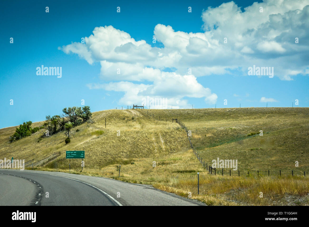 Road Trip sur la I-90 à travers les grands horizons appréciant les paysages de l'Ouest près de Bozeman, MT, États-Unis d'Amérique Banque D'Images