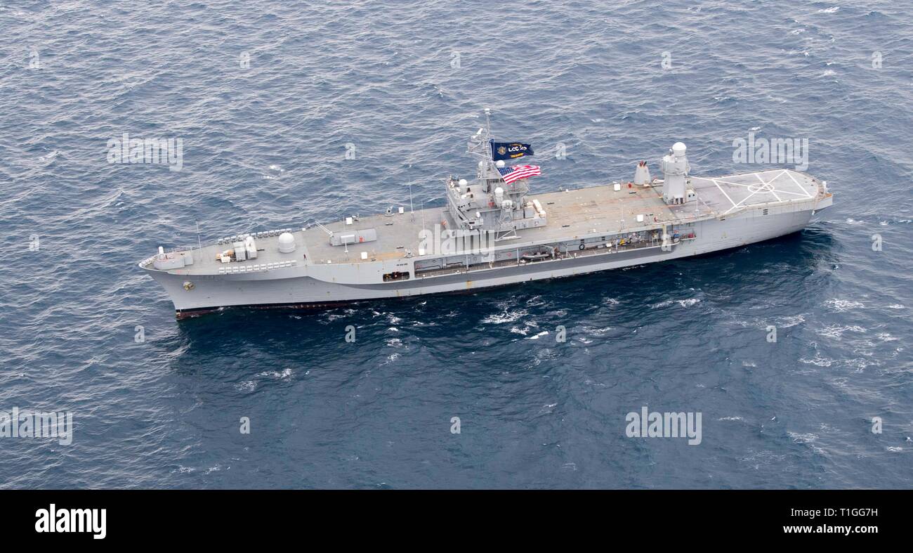 190320-N-BT677-0064 MER MÉDITERRANÉE (20 mars 2019) - Le Blue Ridge-class et de contrôle, le USS Mount Whitney (LCC 20) vole la bataille de l'étoile le mât principal pendant qu'ils sont en cours. Le Mont Whitney, l'avant-déployé à Gaeta, Italie, fonctionne avec un équipage de marins de la Marine américaine et militaire Commande de transport maritime Les marins du service civil. (U.S. Photo par marine Spécialiste de la communication de masse de la classe 3ème Jonathan Mot/libéré) Banque D'Images