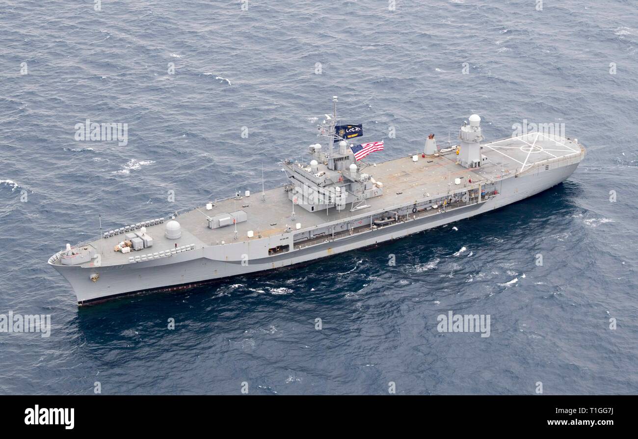 190320-N-BT677-0066 MER MÉDITERRANÉE (20 mars 2019) - Le Blue Ridge-class et de contrôle, le USS Mount Whitney (LCC 20) vole la bataille de l'étoile le mât principal pendant qu'ils sont en cours. Le Mont Whitney, l'avant-déployé à Gaeta, Italie, fonctionne avec un équipage de marins de la Marine américaine et militaire Commande de transport maritime Les marins du service civil. (U.S. Photo par marine Spécialiste de la communication de masse de la classe 3ème Jonathan Mot/libéré) Banque D'Images