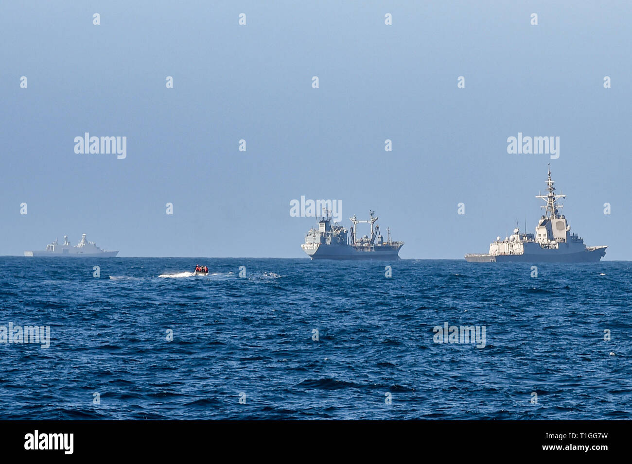 190325-N-JX484-208 ENGLISH CHANNEL (MAR. 25, 2019) Une embarcation pneumatique à coque rigide (RHIB) de missiles de l'USS (DDG 107 gravement) s'approche de la frégate espagnole Almirante Juan DeBorbon (F 102) (à droite) lors d'une pollinisation croisée de l'exercice. Gravement sont en cours sur un déploiement de service comme le fleuron du 1er Groupe maritime permanent de l'OTAN à mener des opérations maritimes et fournir une capacité maritime continue de l'OTAN dans le nord de l'Atlantique. (U.S. Photo par marine Spécialiste de la communication de masse 2e classe Mark Andrew Hays/libérés) Banque D'Images
