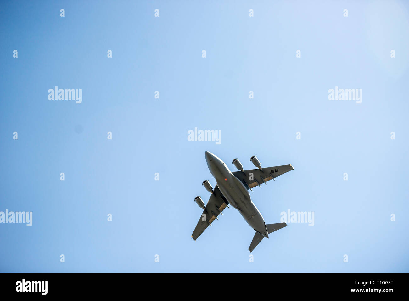 Un pont aérien à l'appui d'honneurs funérailles funérailles militaires avec escorte pour U.S. Air Force (ret.) Le Colonel Joe Jackson dans la section 34 du Cimetière National d'Arlington, Arlington, Virginie, le 26 mars 2019. Jackson a été une médaille d'honneur du récipiendaire, vétéran de trois guerres et de légende. Il a été décerné la médaille d'honneur le 16 janvier 1969 par le Président Lyndon B. Johnson pour ses actions héroïques et désintéressés au combat. (U.S. Photo de l'armée par Elizabeth Fraser / Arlington National Cemetery / relâché) Banque D'Images