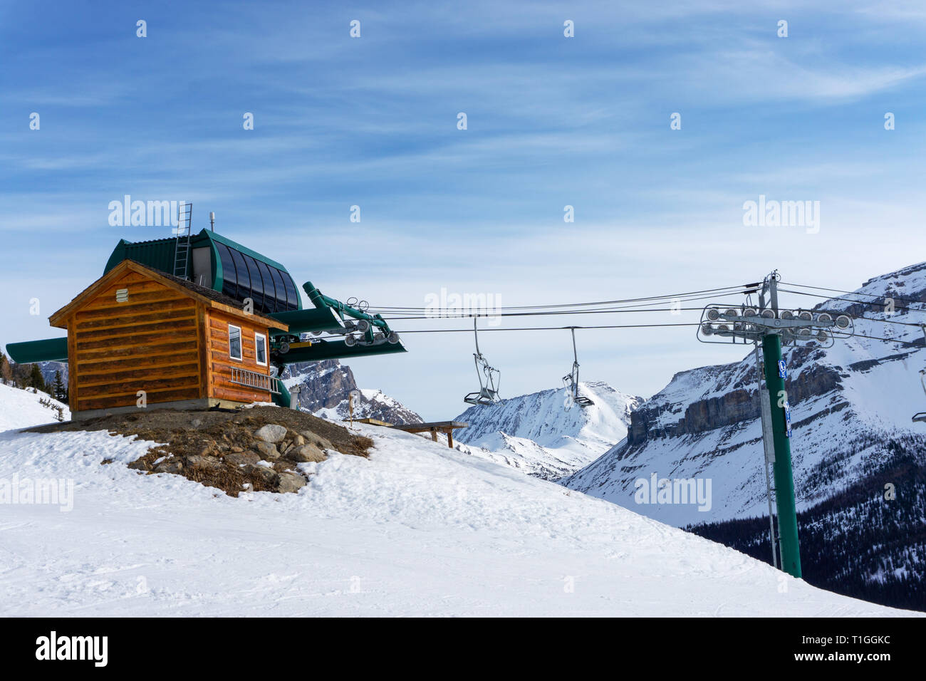 Dernier arrêt d'un ascenseur de ski dans les Rocheuses canadiennes de Lake Louise à vide avec des chaises. Banque D'Images