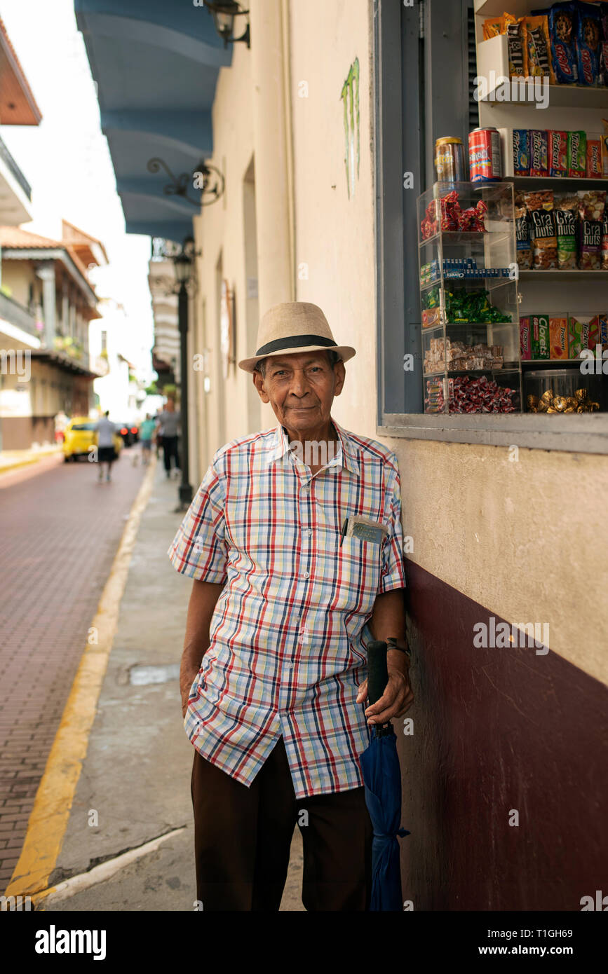Portrait de la rue de l'homme latino inconnu dans la ville historique de la ville de Panama (Casco Viejo / Vieille Ville). Le Panama. Usage éditorial. Oct 2018 Banque D'Images