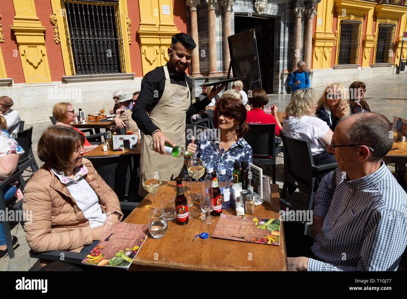 Serveur qui sert des boissons, la Malaguena cafe, Plaza del Obispo, vieille ville de Malaga, Malaga, Andalousie Espagne Banque D'Images