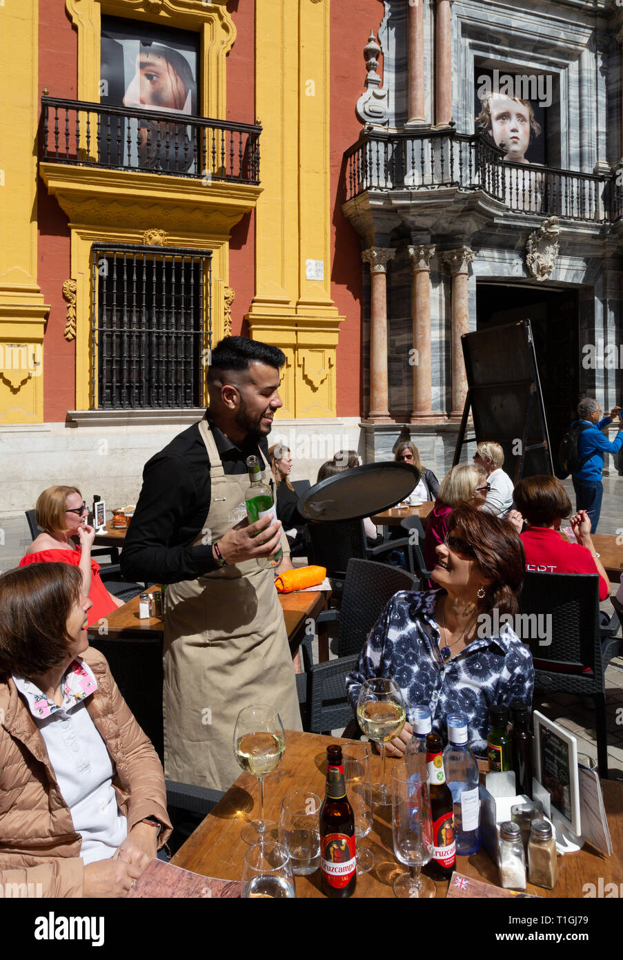 Serveur qui sert des boissons, la Malaguena cafe, Plaza del Obispo, vieille ville de Málaga, Málaga, Andalousie Espagne Banque D'Images