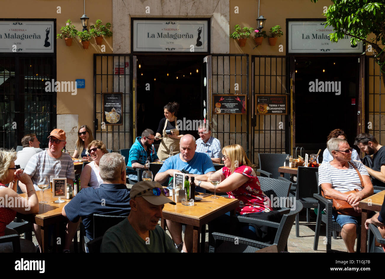 Espagne restaurant - les gens de manger au restaurant La Malaguena, Plaza del Obispo, malaga andalousie espagne Banque D'Images