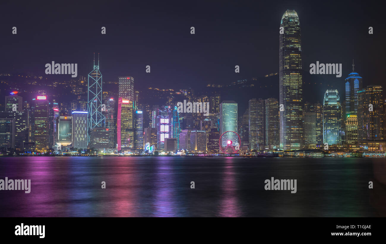 Panorama de Hong Kong et le port de nuit Banque D'Images