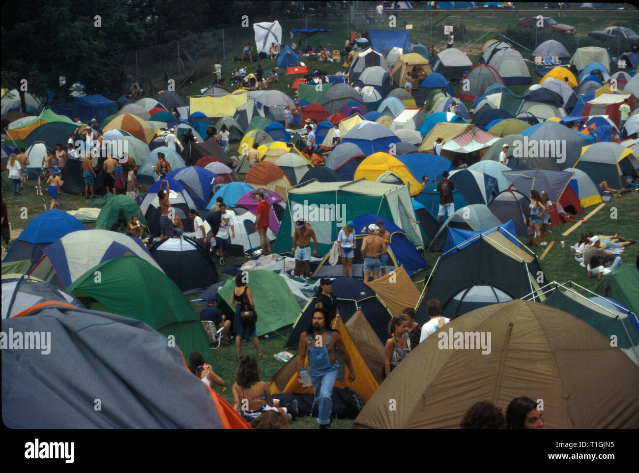 Les tentes de camping sont montré mis en place côte à côte pendant  Woodstock 94 dans Saugerties, New York Photo Stock - Alamy