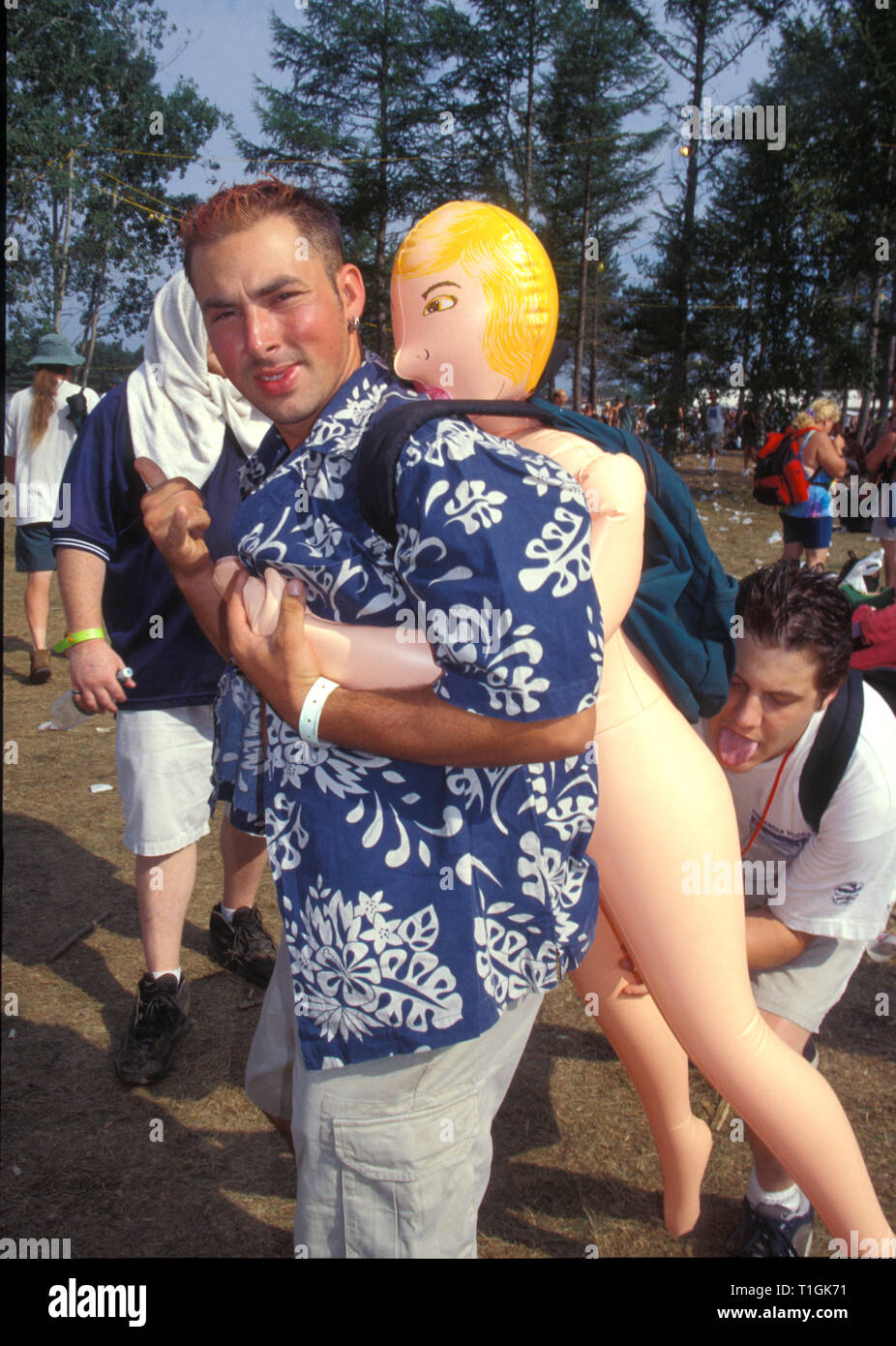 Un concert fan et son compagnon de voyage sont indiqués walking les motifs à Woodstock 94 dans Saugerties, New York. Banque D'Images