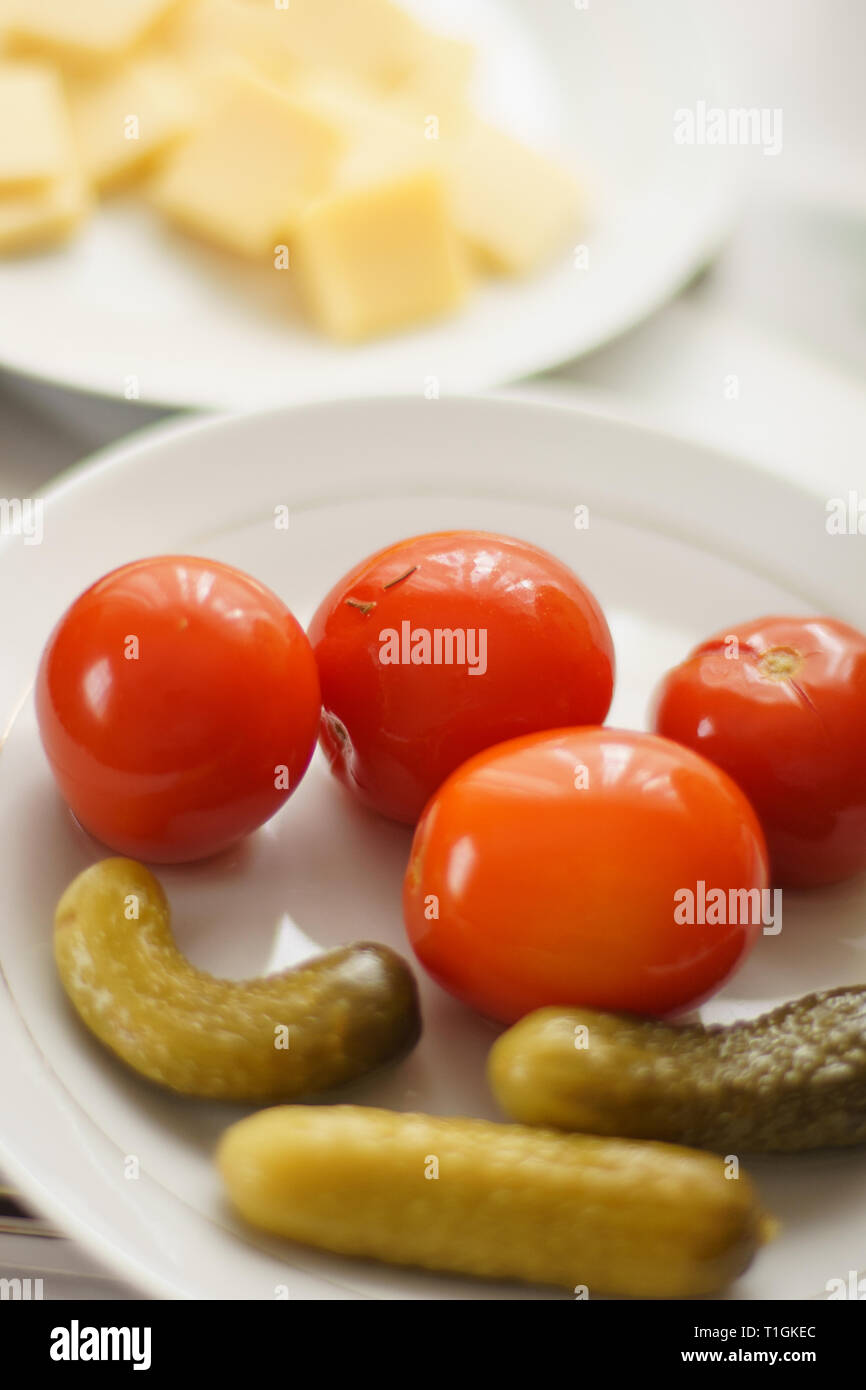 Concombres et tomates sur une plaque Banque D'Images