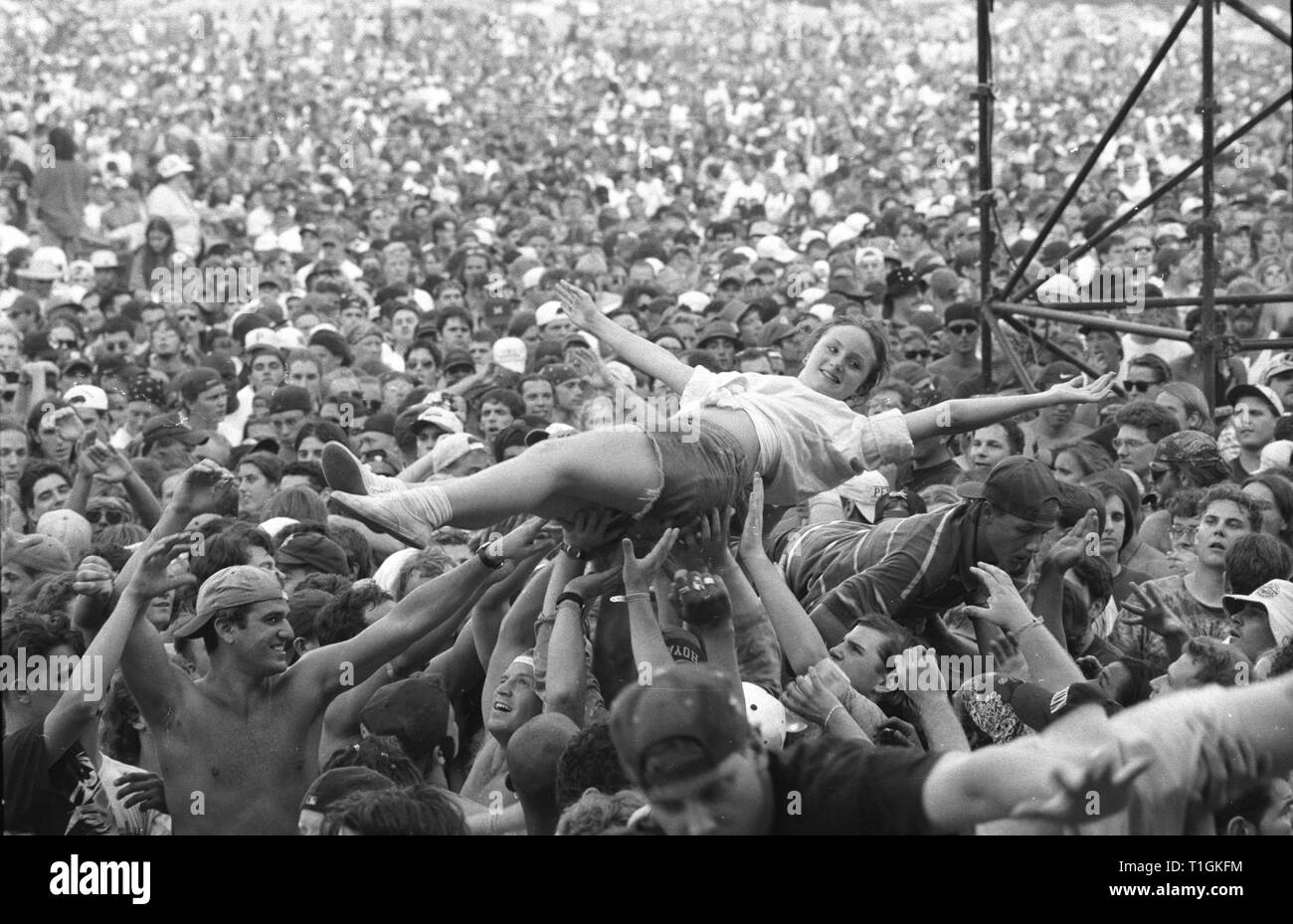 Un ventilateur est montré concert crowd surfing pendant Woodstock 94' à Saugerties, New York. Banque D'Images