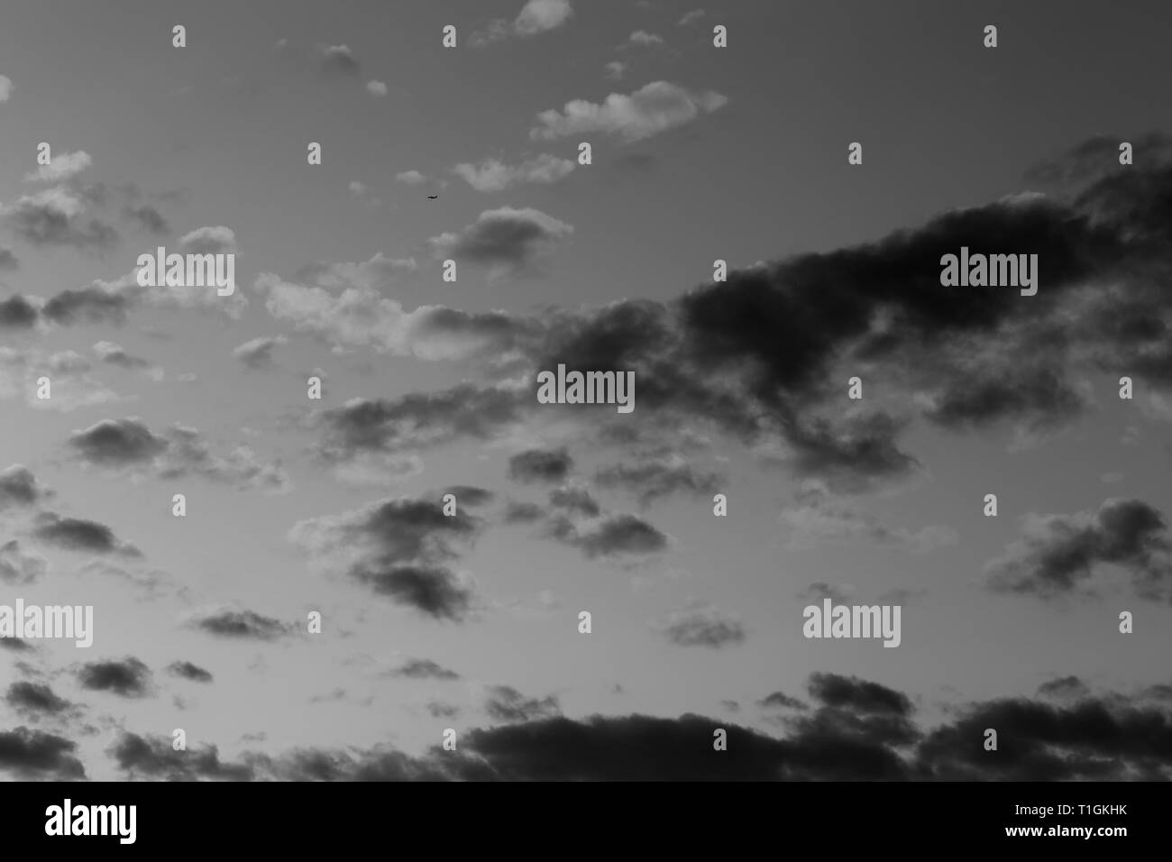 Noir & blanc dramatique ciel avec quelques nuages. Superbe mais un peu effrayant de texture de fond. Image en noir et blanc fait de ciel dramatique. Banque D'Images