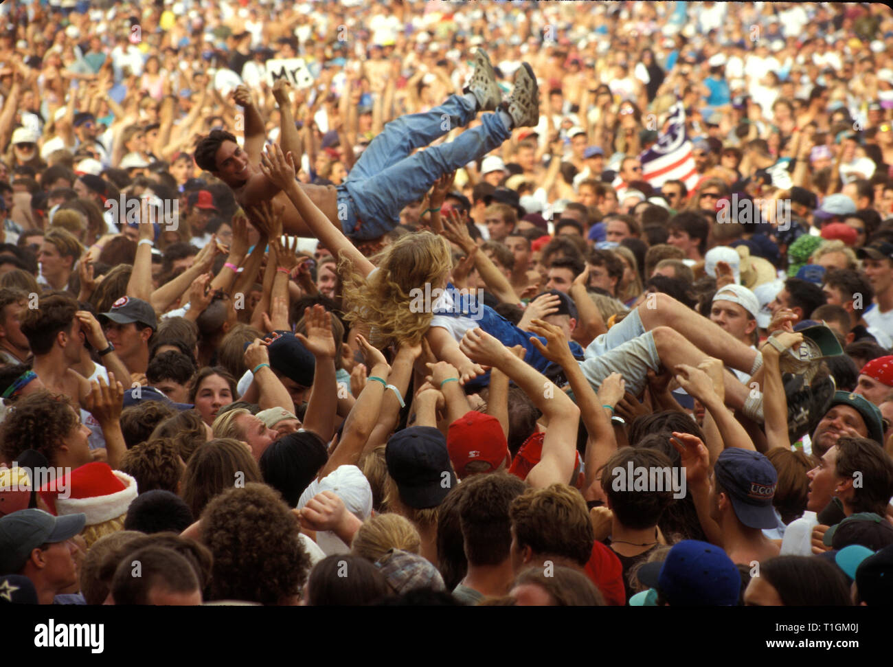 Les concerts fans sont passé autour de la foule lors de Woodstock 94 dans Saugerties, New York. Banque D'Images