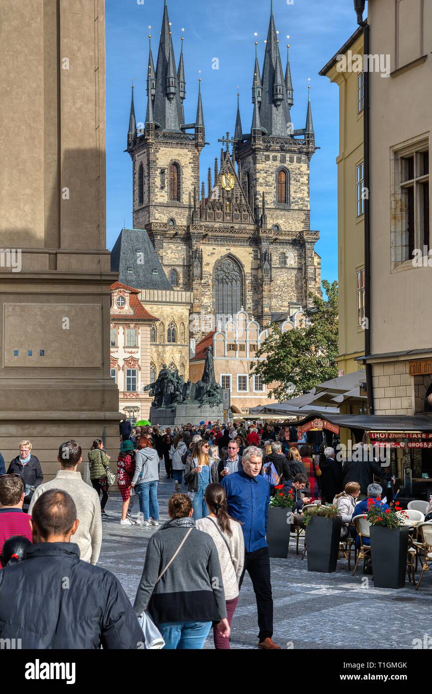 Prague, République tchèque - Le 26 septembre 2018 : marché de Prague sur la place de la vieille ville de Prague, en République tchèque, l'Europe. Vue sur l'église de Tyn et ma traditionnelle Banque D'Images