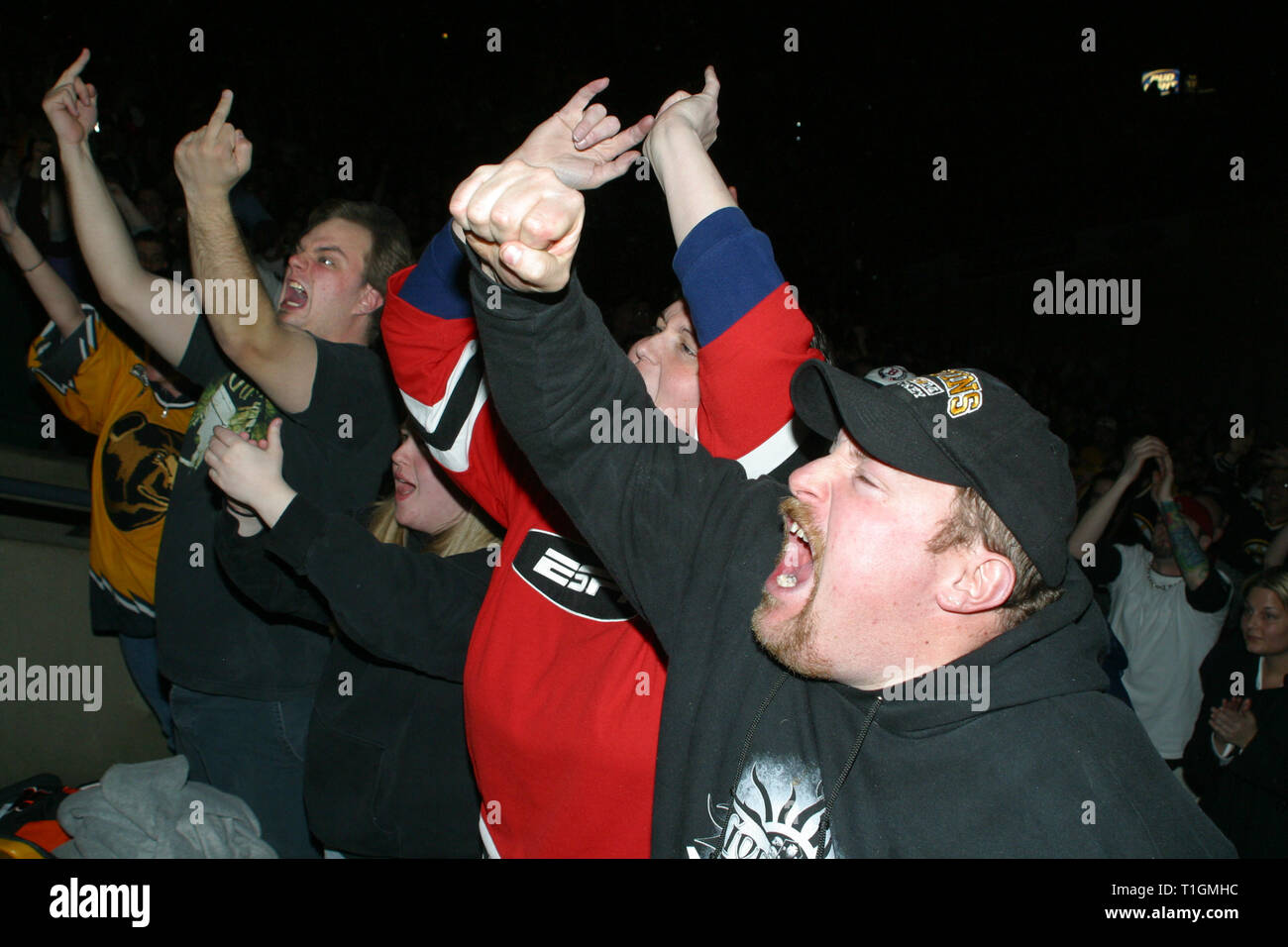 Les fans de hockey comment leur reconnaissance pour le groupe jouant "live" en concert à entre les périodes d'un match au TD Garden de Boston. Banque D'Images