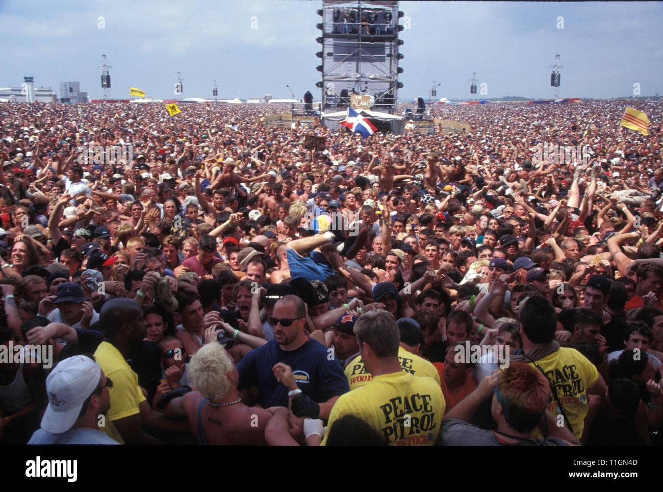 Cette photo grand angle de la scène montre la foule massive à Woodstock 99 à Rome, New York. Banque D'Images