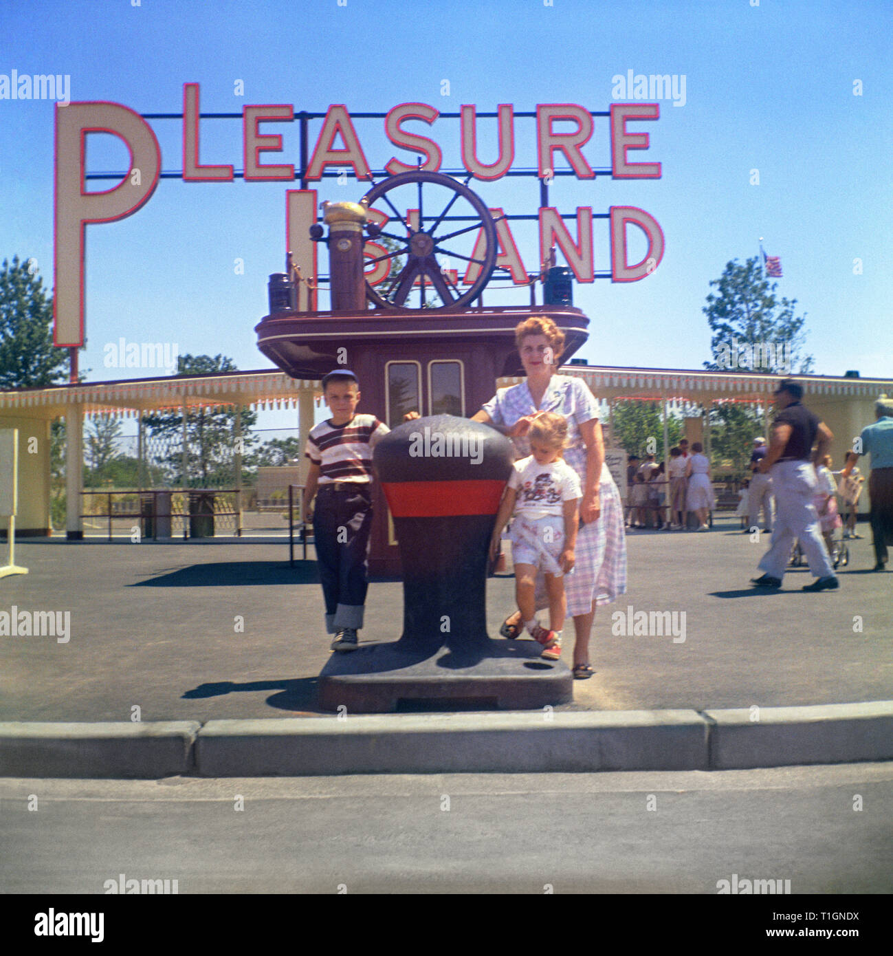 Entrée du parc d'attractions Pleasure Island, présenté comme le 'Disneyland' du nord-est avec la mère et deux enfants. Banque D'Images