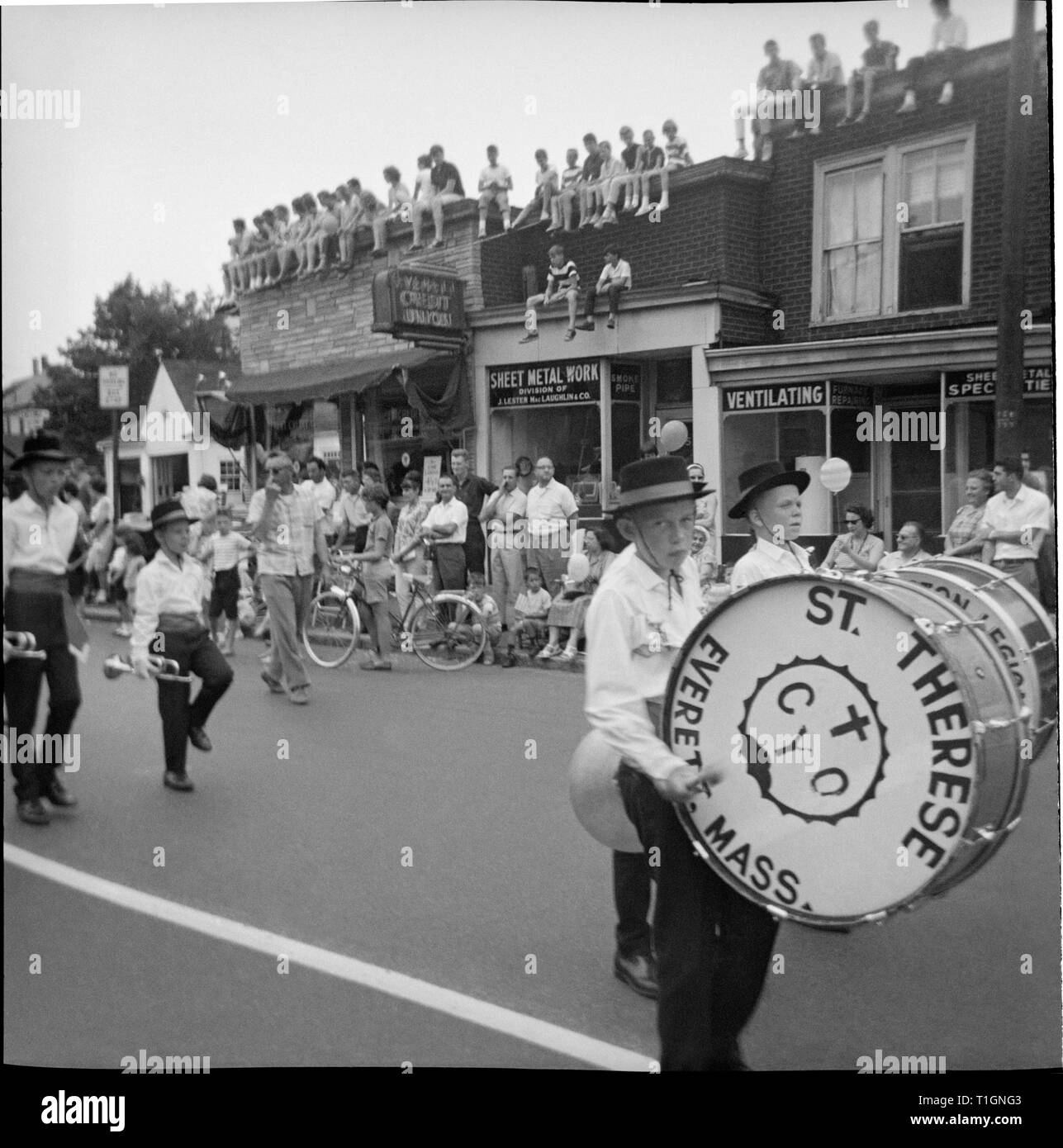 1960 parade dans petite ville nord Banque D'Images