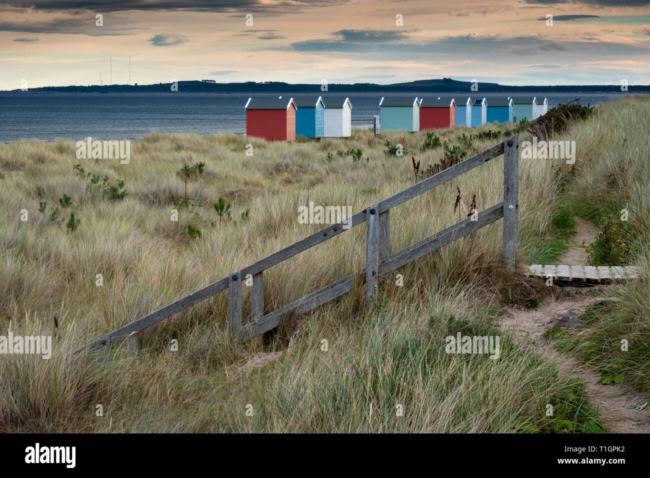Cabines colorées sur la plage de Findhorn, Findhorn, Moray, nord-est de l'Écosse, Royaume-Uni Banque D'Images