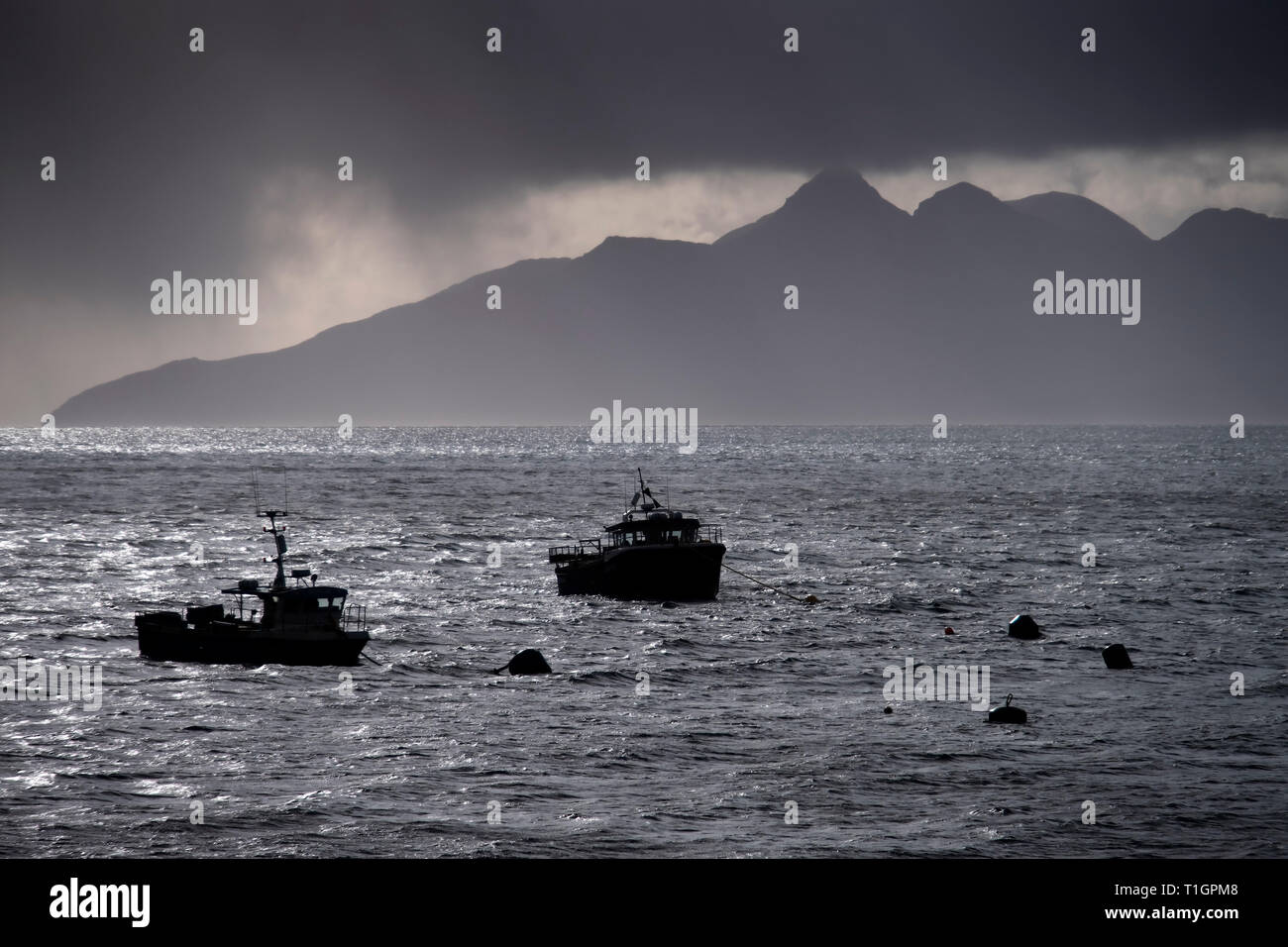 Les bateaux de pêche amarrés à Elgol soutenu par l'île de Rum, Skye, Hébrides intérieures, Ecosse, Royaume-Uni Banque D'Images