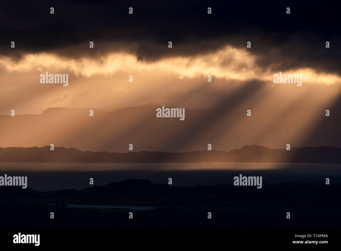 Torridon Lumière, Rayons crépusculaires sur le son de l'île de Raasay et Rona vers la montagnes Torridon, île de Skye, Hébrides intérieures, Ecosse, Royaume-Uni Banque D'Images