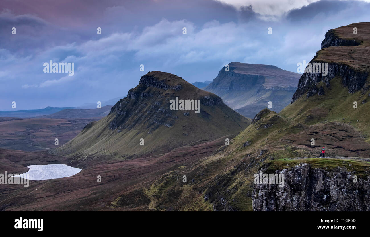 Photographe sur le Quiraing à l'aube, la péninsule de Trotternish, île de Skye, Hébrides intérieures, Ecosse, Royaume-Uni PARUTION MODÈLE Banque D'Images