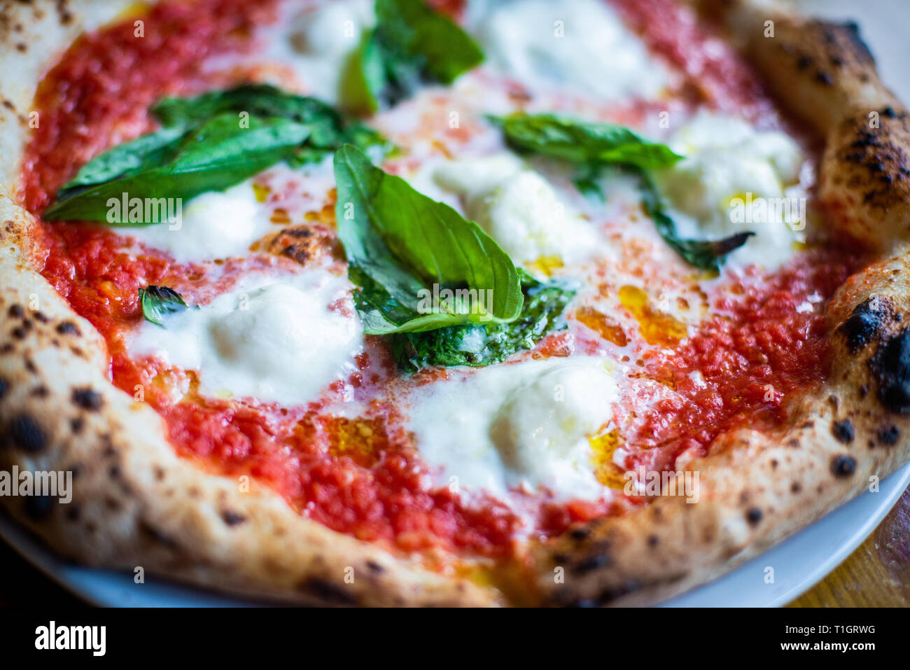 Gros plan d'une cuisine italienne traditionnelle au feu de bois pizza napolitaine margherita Banque D'Images