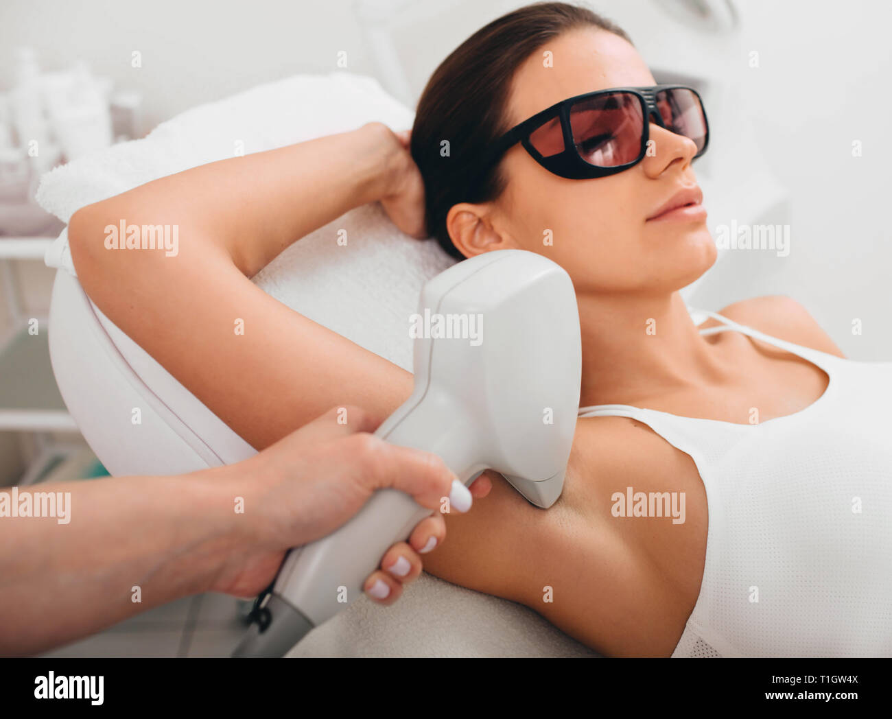 Femme epilation laser L'épilation des aisselles sur la réduction de cheveux. Banque D'Images